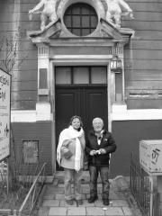 Elżbieta, córka Anny z mężem przed kamienicą przy ulicy Mickiewicza w Poznaniu. Fot. Zbigniew Pakuła