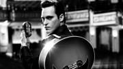 Joaquin Phoenix jako Johnny Cash w filmie „Spacer po linie”, 2015